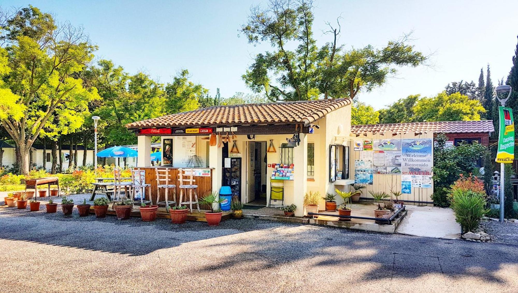 Camping Porte Des Alpilles By M.A Destination Glamping Сент-Этьен-дю-Грес Экстерьер фото